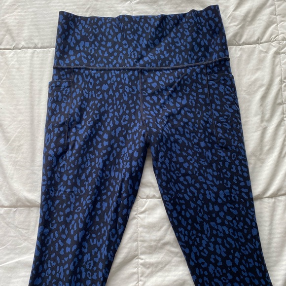 ATHLETA Salutation Stash Pocket II Printed 7/8 Tight - Picture 4 of 5
